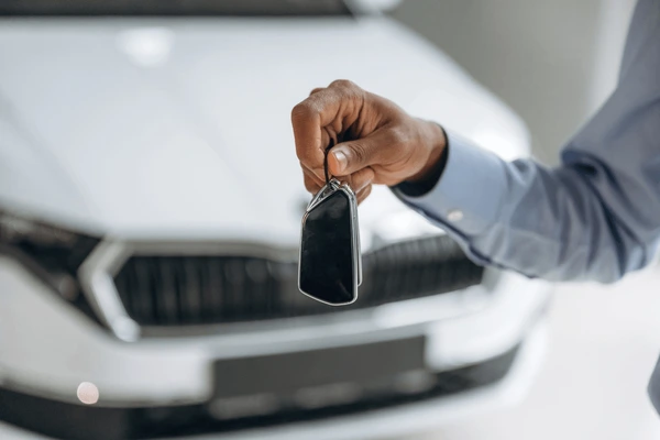 Perdiste la llave inteligente de tu auto: costos de reposición en 2026 y si tu seguro lo cubre